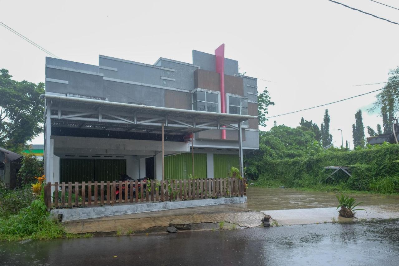 Hotel Reddoorz At Lapangan Bandara Sam Ratulangi Manado Exterior foto